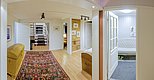 Helles, gemütliches Interieur in Nordland, Norwegen: Holzböden, bunter Teppich, Treppe, Möbel aus Holz, weiße Wände. Charmante, skandinavische Einrichtung für einen erholsamen Angelurlaub. Ideal für Naturliebhaber und Abenteuerlustige.
