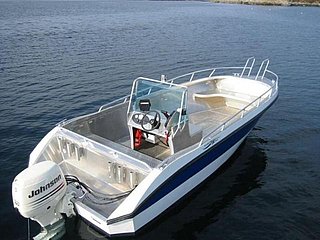 Motorboot auf ruhigem Wasser in Norwegen, ideal für Angelreisen und Abenteuer. Perfekte Gelegenheit für Events oder entspannte Ausflüge in der malerischen Landschaft. Erlebe Norwegen aus einer neuen Perspektive.