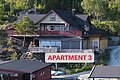 Gemütliches Apartment 3 in Südwest-Norwegen, eingebettet in idyllischer Natur, ideal für Angelurlaube. Holzhäuser, umgeben von grüner Landschaft, bieten entspannte Unterkunftsmöglichkeiten. Perfekt für Abenteurer und Ruhesuchende.
