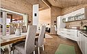 Heller Wohnraum in Südwest-Norwegen: moderne Küche, Holzwände, Essbereich mit Blick auf die Terrasse. Perfekt für entspannte Angelurlaube in skandinavischer Gemütlichkeit. Ideal für Naturliebhaber und Abenteurer.