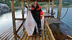 Ein Angler in Nord-Norwegen präsentiert stolz seinen beeindruckenden Heilbutt, gefangen am malerischen Fjordufer. Perfekter Ort für eine unvergessliche Angelreise mit hervorragenden Fangmöglichkeiten und atemberaubender Landschaft. Petri Heil!