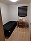 Kompaktes, gemütliches Zimmer in Nordland, Norwegen, mit Einzelbett, kleinem Schreibtisch und Lampe. Perfekt für Erholung nach einem erlebnisreichen Angeltag in beeindruckender Naturkulisse. Ideale Unterkunft für Angelbegeisterte.