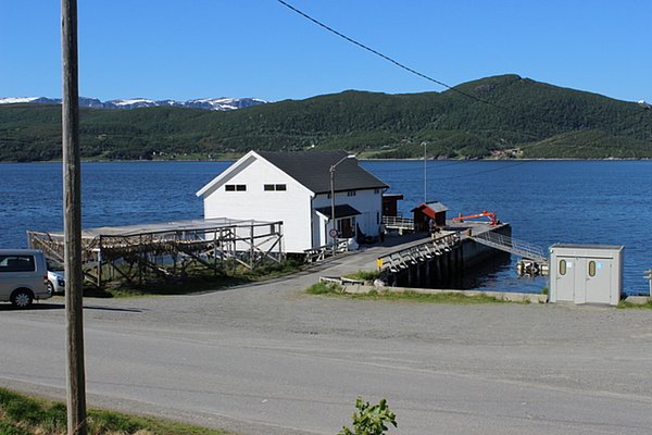 Angelplatz in Nord-Norwegen: Ein malerisches Haus am Fjord, umgeben von Bergen und kristallklarem Wasser, ideal für Angelurlaub und Erkundungen. Perfekte Ausgangsbasis für Abenteuer in der unberührten Natur Skandinaviens.