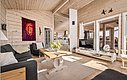 Gemütliches skandinavisches Wohnzimmer in Südwest-Norwegen mit Holzwänden, großer Fensterfront und moderner Einrichtung. Helle, einladende Atmosphäre – idealer Rückzugsort nach einem erfolgreichen Angelabenteuer. Perfekt für Erholung und Entspannung.