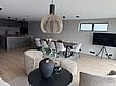 Moderne Ferienwohnung in Südwest-Norwegen mit stilvollem Interieur: Offene Küche, großer Esstisch, gemütliche Sitzecke, elegante Beleuchtung. Ideal für erholsamen Angelurlaub und unvergessliche Abenteuer. Perfekt zum Entspannen nach einem erfolgreichen Angelausflug.
