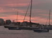Romantischer Sonnenuntergang über Sao Vicente, Kapverden, zeigt Boote im ruhigen Hafen vor malerischer Kulisse, ideal für Angelurlaub und Erholung am Meer. Perfekter Moment für Meeresangler und Reisende, die Abenteuer suchen.