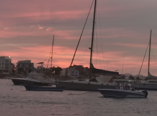 Romantischer Sonnenuntergang über Sao Vicente, Kapverden, zeigt Boote im ruhigen Hafen vor malerischer Kulisse, ideal für Angelurlaub und Erholung am Meer. Perfekter Moment für Meeresangler und Reisende, die Abenteuer suchen.