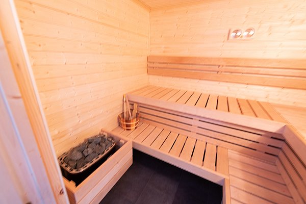 Gemütliche Holzzauna auf Hitra, Norwegen. Ideal zur Entspannung nach einem erfolgreichen Angeltag. Perfekt für Erholungssuchende in skandinavischer Natur. Wärme, Holzlatten und Saunaeimer schaffen ein authentisches Wohlfühlambiente. Ideal für Angelreisende.