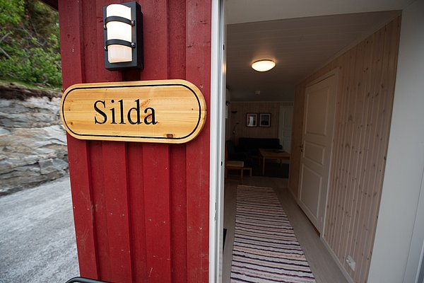 Gemütliches Ferienhaus „Silda“ in Hitra, Norwegen: Entdecke skandinavische Holzarchitektur mit hellem Interieur. Ideal für Angelurlauber, um entspannte Tage zwischen atemberaubender Natur und reicher Fischerei zu verbringen. Perfekter Rückzugsort nach einem erfolgreichen Tag.