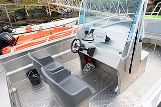 Metallboot am River Erne in Irland, ausgestattet mit zwei Sitzen, Steuerrad, Garmin-Navigator. Idealer Ausgangspunkt für Angelabenteuer und Erkundungen auf dem Wasser. Perfekt für einen unvergesslichen Angelurlaub in dieser malerischen Region.
