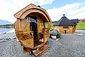 Holz-Saunahütte in Nord-Norwegen, malerisch am Wasser gelegen. Perfekter Ort für Entspannung nach dem Angeln. Rustikales Design ergänzt die natürliche, friedliche Umgebung. Ideal für Erholungssuchende und Angelurlauber, die die beeindruckende Natur genießen möchten.