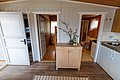 Gemütliche Ferienwohnung in Hitra, Norwegen: Holzboden, Badezimmer, Schlafzimmer mit Etagenbett und kleine Küche. Ideal für Angler auf Angelreise. Skandinavischer Charme trifft auf Funktionalität. Perfekt für entspannte Urlaubstage nach erfolgreichen Angelausflügen.
