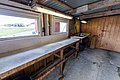 Rustikale Fischverarbeitungsstation in der Region Hitra, Norwegen. Holzarbeitsfläche, Spüle und natürliche Beleuchtung bieten ideale Bedingungen für Angler zur Fischvorbereitung. Perfekt für einen besonderen Angelurlaub in malerischer Umgebung.