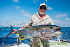 Ein Angler auf den Malediven präsentiert stolz einen gefangenen Großfisch auf einem Boot unter blauem Himmel. Optimale Bedingungen für ein erfolgreiches Meeresangeln-Abenteuer. Ideal für Angelreisen und unvergessliche Erlebnisse auf dem Ozean.