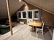 Gemütliche Ferienwohnung in Nord-Norwegen mit Holzvertäfelung, Essbereich und Sofa. Ideal für erholsame Angelreisen. Helle, einladende Atmosphäre mit skandinavischem Flair. Perfekter Rückzugsort nach einem erfolgreichen Tag am Wasser.