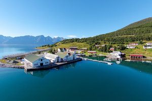 Kleine Küstensiedlung in Nord-Norwegen, umgeben von Bergen und klarem Wasser. Charmante Häuser und ruhige Landschaft laden zum Angelurlaub ein. Perfekt für Entspannung und Naturerlebnis. Ideal zum Meeresangeln in idyllischer Kulisse.