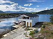 Angelhaus in Hitra, Norwegen, umgeben von Fjordlandschaft. Ideal für Angler, bietet es direkten Zugang zum Wasser und atemberaubende Naturkulisse. Perfekter Ausgangspunkt für Angelreisen und Erholung in malerischer Umgebung.