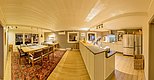 Gemütliches Ferienhaus in Nordland, Norwegen: Helles Wohnzimmer mit Esstisch, moderner Küche, edlem Holzboden und stilvollem Teppich. Perfekt für Angelurlaube, umgeben von atemberaubender Natur und reicher Meeresfauna.