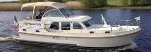 Ein elegantes Hausboot fährt auf dem River Shannon in Irland. Ideal für entspannte Angelreisen, umgeben von idyllischer Landschaft. Perfekt für ein unvergessliches Abenteuer auf dem Wasser.