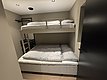 Komfortable Unterkunft in Südwest-Norwegen: Ein modernes Zimmer mit Etagenbett bietet gemütlichen Schlafplatz für Angelurlauber, ideal nach einem erfolgreichen Tag beim Meeresangeln. Perfekt für Gruppenreisen und Abenteuer suchende Angler.