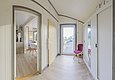 Gemütliches, modernes Interieur einer norwegischen Ferienunterkunft in Nordland. Helles Holz, stilvolle Möbel, große Fenster mit Aussicht. Ideal für Angelreisen und Entspannung. Skandinavisches Design trifft auf Komfort und Naturverbundenheit.