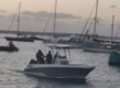 Fischerboot vor Anker im Hafen von São Vicente, Kapverden, umgeben von Segelbooten bei Sonnenuntergang. Ideal für einen Angelurlaub mit exotischem Flair und entspannter Atmosphäre.