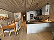 Gemütliche, moderne Hütte in Hitra, Norwegen. Stilvolles Interieur mit Holzwänden, offener Küche, Essbereich und moderner Ausstattung. Ideal für Angelurlaube und Entspannung. Perfekte Kombination aus Komfort und Abenteuer in der Natur.
