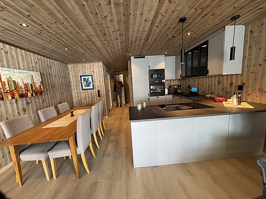 Gemütliche, moderne Hütte in Hitra, Norwegen. Stilvolles Interieur mit Holzwänden, offener Küche, Essbereich und moderner Ausstattung. Ideal für Angelurlaube und Entspannung. Perfekte Kombination aus Komfort und Abenteuer in der Natur.