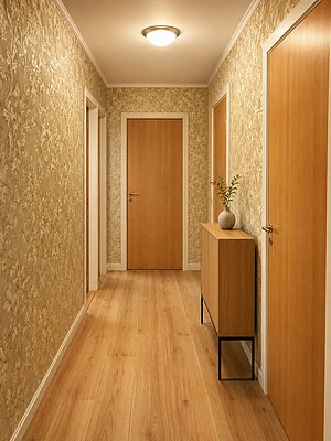 Gemütlicher Flur in einem norwegischen Ferienhaus auf Hitra, mit hölzernen Türen, floral gemusterter Tapete, Holzboden und modernem Sideboard, vermittelt skandinavischen Charme und lädt zur Erholung ein. Perfekt für einen entspannten Angelurlaub.