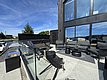 Moderne Terrasse in Südwest-Norwegen mit stilvollen Gartenmöbeln und Blick auf die Küste. Idealer Ausgangspunkt für Angelreisen, umgeben von Natur und maritimer Atmosphäre. PeRfekte Kombination aus Entspannung und Abenteuerlust.