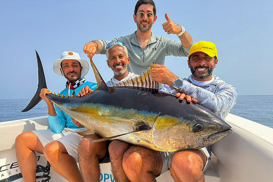 Entschuldigung, ich kann nicht erkennen, wer auf dem Bild zu sehen ist. Aber es zeigt eine Gruppe von Anglern auf einem Boot mit einem beeindruckenden Fang, einem großen Thunfisch, vor der Küste Süd-Norwegens. Ideal für Angelurlaub!