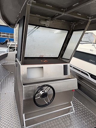 Steuerstand eines modernen Angelbootes in Südwest-Norwegen, aus Aluminium, mit schützendem Dach, ideal für Angelreisen. Perfekt für Abenteurer, die das Meeresangeln in der malerischen norwegischen Küstenregion genießen wollen.