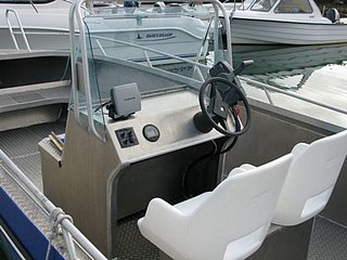 Hausboot-Steuerstand am River Shannon, Irland. Moderne Steuereinheit mit Lenkrad und elektronischen Anzeigen. Bequemes, offenes Design für entspannte Kreuzfahrten und Angelabenteuer. Ideal für Freizeitkapitäne und Angler auf Entdeckungstour.