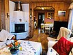 Gemütliches Ferienhaus in Hitra, Norwegen: Holzwände, Kamin und einladende Sitzecke. Ideal für Angelurlaub. Entspannung pur nach einem erfolgreichen Tag am Meer. Wohnlichkeit mit skandinavischem Flair. Perfekter Rückzugsort nach einem Angelabenteuer.