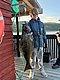Ein Angler in Nord-Norwegen posiert stolz mit einem großen Heilbutt vor einer malerischen Fjordlandschaft. Perfektes Ziel für Angelurlaub und unvergessliche Fangchancen. Petri Heil – Angeln in Norwegen!