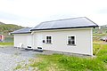 Gemütliches Ferienhaus in Nord-Norwegen, umgeben von grüner Landschaft; ideal für Angelurlaub. Das weiße Gebäude mit schwarzem Dach bietet Ruhe und Nähe zur Natur. Perfekt für Erholung und Abenteuer in skandinavischer Idylle.