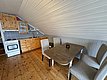 Gemütliche Ferienhaus-Küche in Hitra, Norwegen: Holzböden, rustikale Möbel, Komplettausstattung mit Herd und Spüle. Ideal für Angelreisen und entspannte Abende nach erfolgreichen Angeltagen. Perfekte Mischung aus Komfort und Abenteuer.