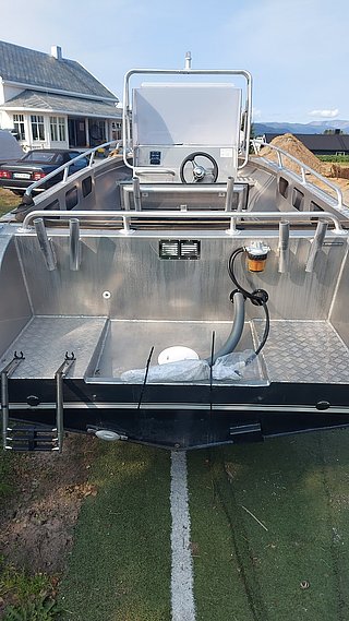 Stabiles Aluminiumboot in Südwest-Norwegen, ideal für Angelabenteuer. Ausgerüstet für sicheres und komfortables Meeresangeln. Perfekte Wahl für unvergessliche Angelreisen in Norwegens Fjorden und Küstengewässern.