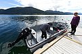 Ein kleines Motorboot liegt an einem Steg in der malerischen Küstenregion von Hitra, Norwegen. Perfekte Bedingungen für einen entspannten Angelurlaub in atemberaubender Naturkulisse.