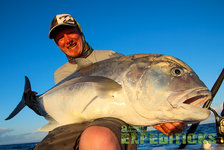 Ein begeisterter Angler hält stolz einen beeindruckend großen Fang vor norwegischer Küstenkulisse. Perfekter Angelurlaub in Süd-Norwegen für Sportangler, die Abenteuer und erstklassige Fangchancen suchen. Petri Heil – sorglos angeln weltweit!