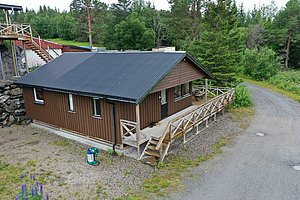 Gemütliches Holzhaus in Hitra, Norwegen, umgeben von üppigem Grün. Perfekt für Angelabenteuer in der Natur. Große Terrasse lädt zum Entspannen ein. Idealer Ausgangspunkt für erlebnisreiche Angelreisen in die Umgebung.