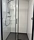 Moderne, geräumige Duschkabine mit Glaswänden und schwarzem Rahmen in einem Badezimmer auf Hitra, Norwegen. Ideal für Erholung nach einem langen Angeltag. Sauberes, minimalistisches Design unterstreicht Wohlfühlambiente im Angelurlaub.