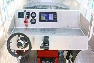 Steuerkonsole eines Angelbootes in Südwest-Norwegen mit Steuerrad, GPS-Display und Schalthebel. Perfekt für Angelabenteuer und Meeresangeln in den spektakulären Fjorden Norwegens.