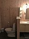 Helles Badezimmer in Hitra, Norwegen, mit Holzverkleidung, moderner Einrichtung und Beleuchtung. Ideal für entspannende Angelurlaube in gemütlicher Atmosphäre.
