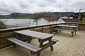 Große Holzterrasse mit Picknicktischen und Blick auf norwegische Fjordlandschaft in Hitra. Ideal für Angelurlaub mit Erholung in naturreicher Umgebung. Perfekt für gemütliche Pausen zwischen erfolgreichen Angelausflügen.