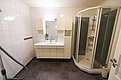 Helles, modernes Badezimmer in Hitra, Norwegen. Ausgestattet mit Duschkabine, Waschbecken und viel Stauraum. Ideal für Angelurlauber, die Komfort und Bequemlichkeit suchen. Attraktive Unterkunft für sorgenfreies Meeresangeln und Entspannung.