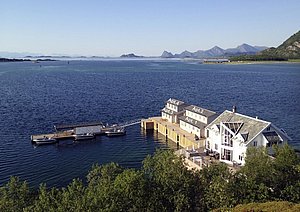 Idyllisches Ferienhaus am Wasser in Nordland, Norwegen. Perfekt für Angler und Naturfreunde: klare Gewässer, umgeben von Bergen und unberührter Landschaft. Entspannender Angelurlaub mit herrlicher Aussicht und direktem Zugang zum Meer.