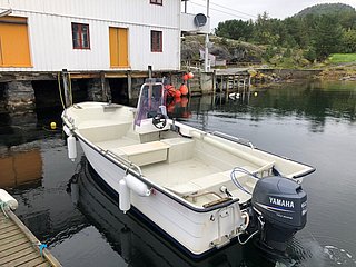 Kleines Motorboot im ruhigen Hafen von Südwest-Norwegen. Ideal für Angelurlaub und Erkundung der malerischen Küstenlandschaft. Perfekt für Abenteuer in der unberührten Natur.