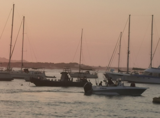 Boote schaukeln im Sonnenuntergang vor der Küste von São Vicente, Kapverden. Ruhige See und pastellfarbener Himmel schaffen eine idyllische Stimmung, ideal für Angelurlaub und Seefahrten.