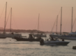 Boote schaukeln im Sonnenuntergang vor der Küste von São Vicente, Kapverden. Ruhige See und pastellfarbener Himmel schaffen eine idyllische Stimmung, ideal für Angelurlaub und Seefahrten.